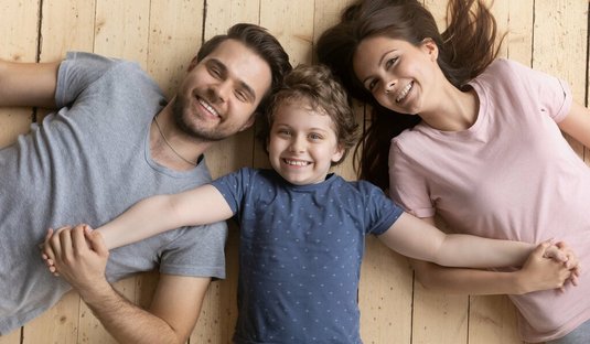 Familie liegend auf dem Boden